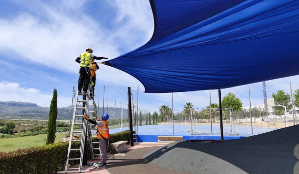 Operarios trabajando en el parque de la Cruz de San Jorge