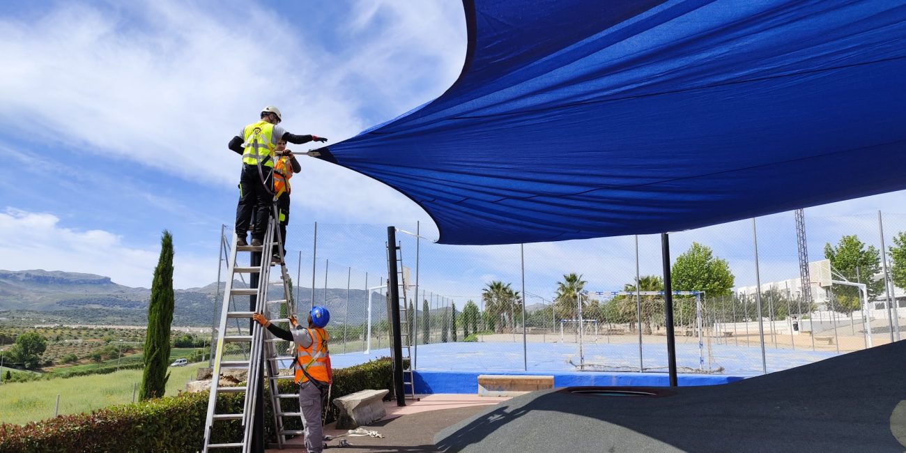 Operarios trabajando en el parque de la Cruz de San Jorge