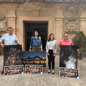 Imagen de los ganadores junto a Rebeca Muñoz