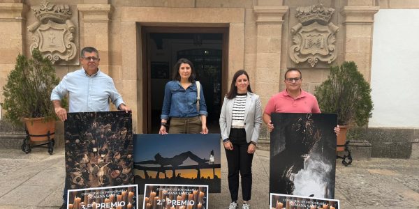 Imagen de los ganadores junto a Rebeca Muñoz