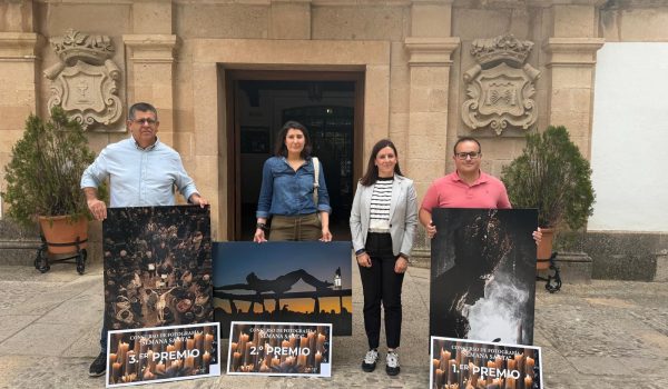 Imagen de los ganadores junto a Rebeca Muñoz