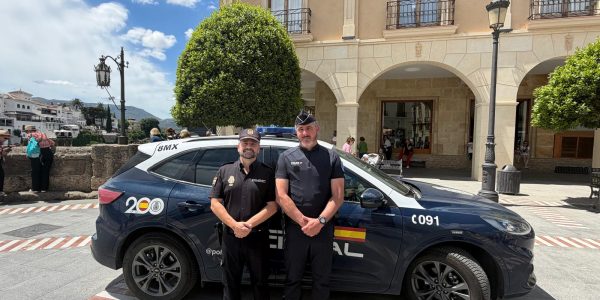 Cuéllar y Gonçalves en la plaza de España