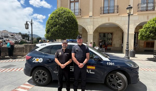 Cuéllar y Gonçalves en la plaza de España