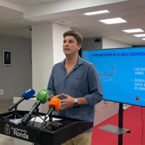 El delegado de Contratación, Jorge Fernández, en rueda de prensa
