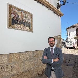 Miguel Ángel Romero junto al azulejo