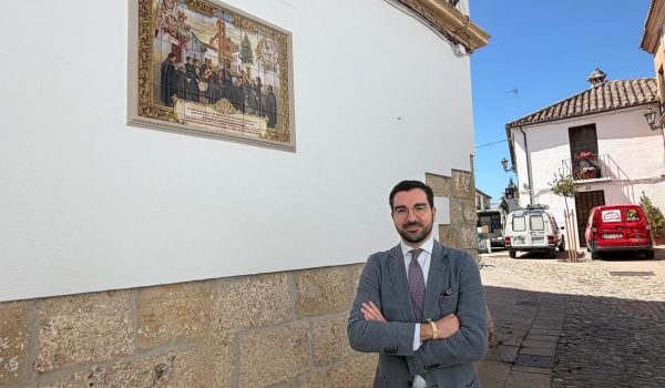 Miguel Ángel Romero junto al azulejo