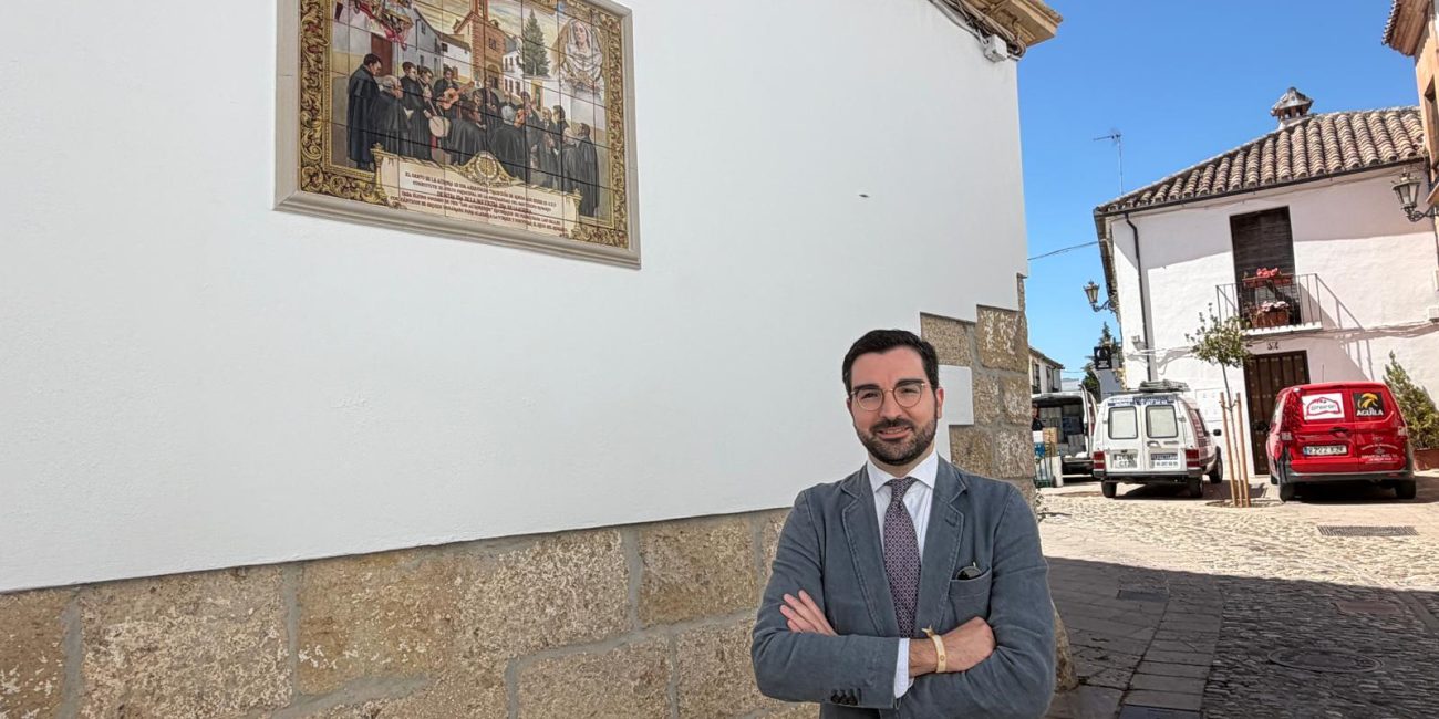 Miguel Ángel Romero junto al azulejo