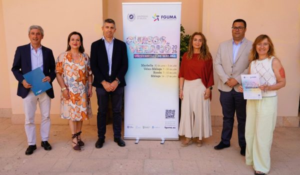 Foto de familia durante la presentación