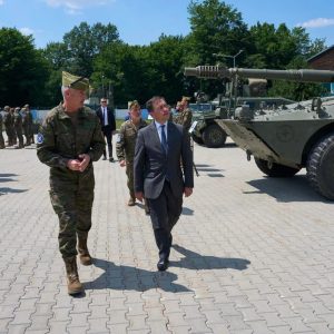 El ministro de Asuntos Exteriores, Unión Europea y Cooperación Internacional, José Manuel Albares, junto al jefe del 4º Tercio, el coronel Fernando Sánchez