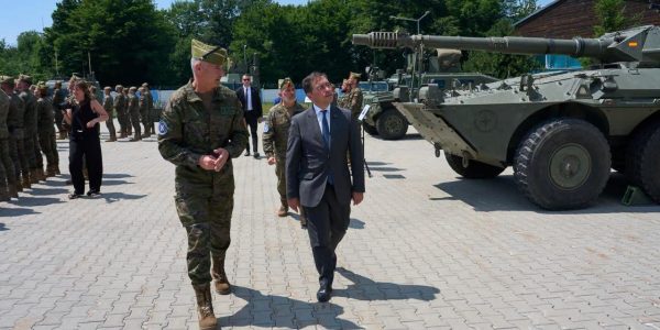 El ministro de Asuntos Exteriores, Unión Europea y Cooperación Internacional, José Manuel Albares, junto al jefe del 4º Tercio, el coronel Fernando Sánchez