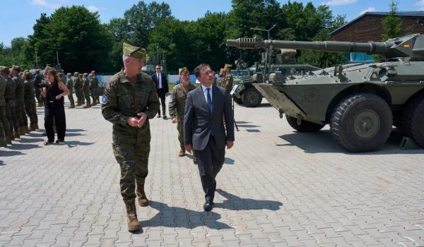 El ministro de Asuntos Exteriores, Unión Europea y Cooperación Internacional, José Manuel Albares, junto al jefe del 4º Tercio, el coronel Fernando Sánchez