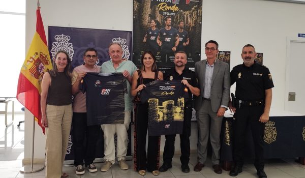 Foto de familia en la presentación de la prueba