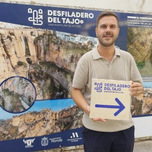 El delegado de Turismo, Ángel Martínez, ha presentado las señales