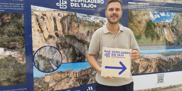 El delegado de Turismo, Ángel Martínez, ha presentado las señales