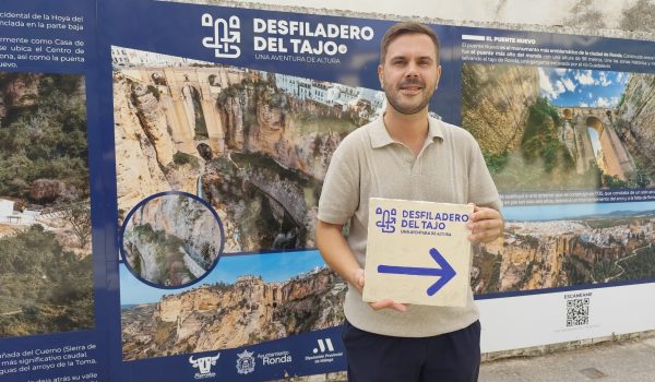 El delegado de Turismo, Ángel Martínez, ha presentado las señales