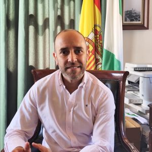 Carlos García en su despacho en el Consistorio de Grazalema