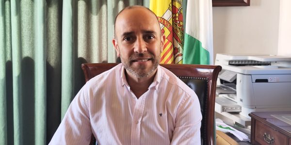 Carlos García en su despacho en el Consistorio de Grazalema