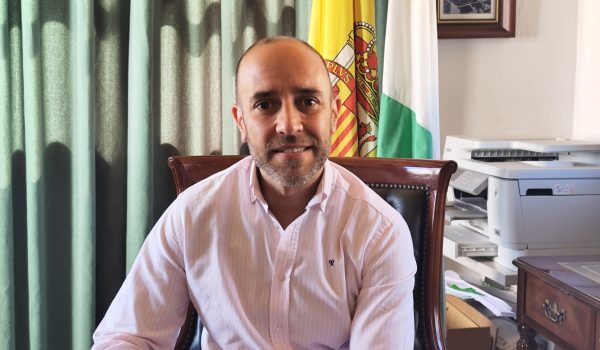 Carlos García en su despacho en el Consistorio de Grazalema