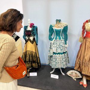 Además de mantones y mantillas, la exposición cuenta con trajes lucidos por las Damas Goyescas de nuestra ciudad a lo largo de los años