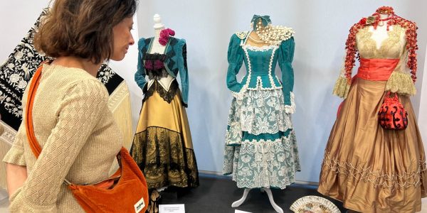 Además de mantones y mantillas, la exposición cuenta con trajes lucidos por las Damas Goyescas de nuestra ciudad a lo largo de los años