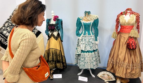 Además de mantones y mantillas, la exposición cuenta con trajes lucidos por las Damas Goyescas de nuestra ciudad a lo largo de los años