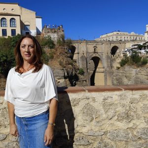 María Dúctor frente al Puente Nuevo