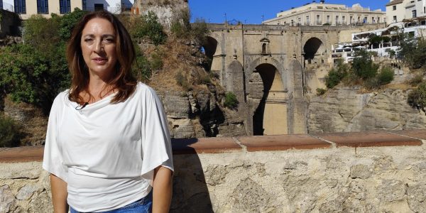 María Dúctor frente al Puente Nuevo