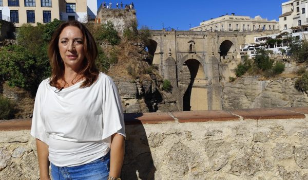 María Dúctor frente al Puente Nuevo