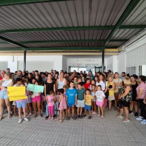 Decenas de personas se han concentrado esta mañana en las puertas del centro