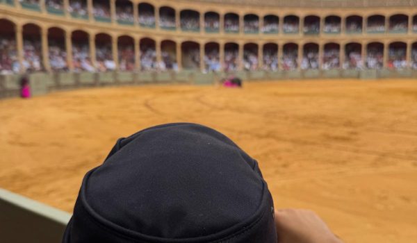 Un agente de la Policía Nacional en la plaza de toros de la Real Maestranza de Caballería de Ronda