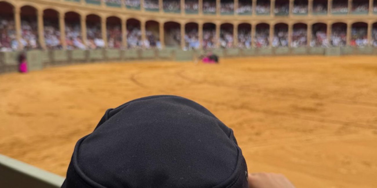 Un agente de la Policía Nacional en la plaza de toros de la Real Maestranza de Caballería de Ronda
