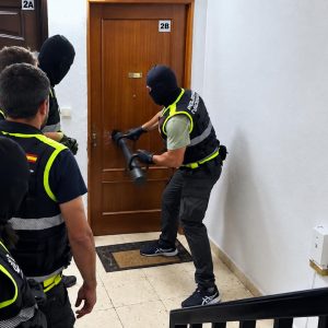 Imagen de los efectivos de la Policía Nacional entrando en una de las viviendas de los detenidos