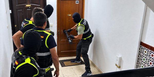 Imagen de los efectivos de la Policía Nacional entrando en una de las viviendas de los detenidos