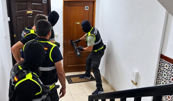 Imagen de los efectivos de la Policía Nacional entrando en una de las viviendas de los detenidos