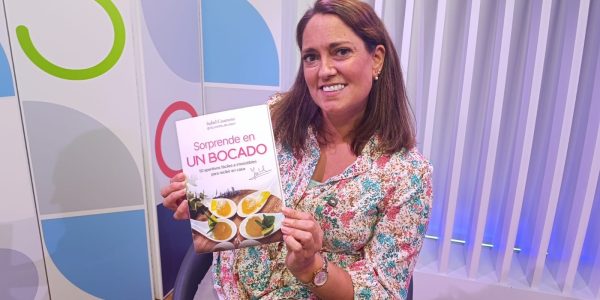 La rondeña en el plató de Charry TV.