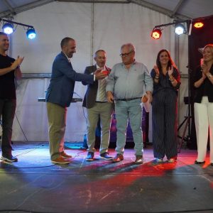 La entrega de la distinción tuvo lugar durante la noche del sábado, con la presencia de miembros de la asociación de vecinos y representantes municipales.