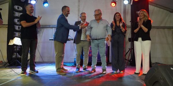 La entrega de la distinción tuvo lugar durante la noche del sábado, con la presencia de miembros de la asociación de vecinos y representantes municipales.