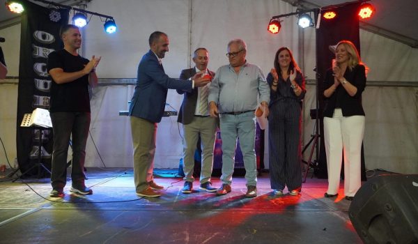 La entrega de la distinción tuvo lugar durante la noche del sábado, con la presencia de miembros de la asociación de vecinos y representantes municipales.