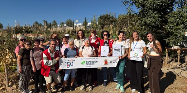 Foto de familia en los huertos sociales ecológicos de Cruz Roja