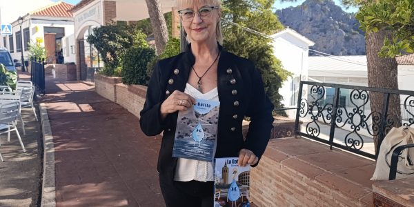 Guzmán muestra dos ejemplares de sus últimas publicaciones.