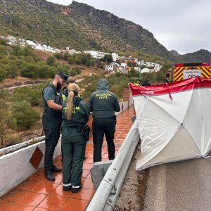 Una roca de grandes dimensiones se ha desplomado sobre el coche en el que viajaba el fallecido, junto a otras dos personas