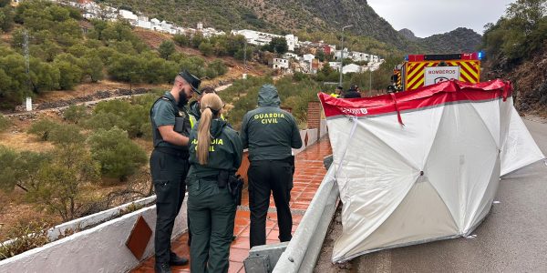 Una roca de grandes dimensiones se ha desplomado sobre el coche en el que viajaba el fallecido, junto a otras dos personas