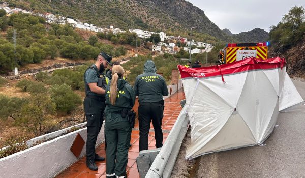 Una roca de grandes dimensiones se ha desplomado sobre el coche en el que viajaba el fallecido, junto a otras dos personas
