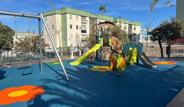 Además de la renovación del área infantil, se han plantado cinco nuevos árboles