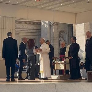 Momento en el que el presidente de la Agrupación presenta a las hermandades de Ronda a Su Santidad.