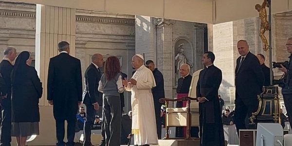Momento en el que el presidente de la Agrupación presenta a las hermandades de Ronda a Su Santidad.