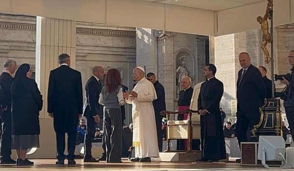 Momento en el que el presidente de la Agrupación presenta a las hermandades de Ronda a Su Santidad.