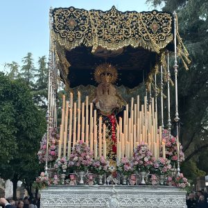 Imagen del paso por Duquesa de Parcent de la titular mariana de la Hermandad del Ecce-Homo