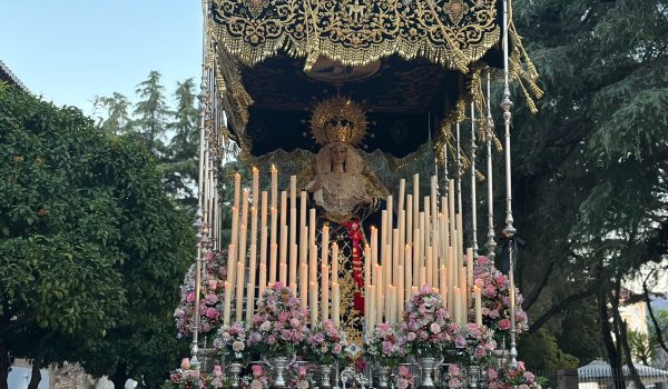 Imagen del paso por Duquesa de Parcent de la titular mariana de la Hermandad del Ecce-Homo
