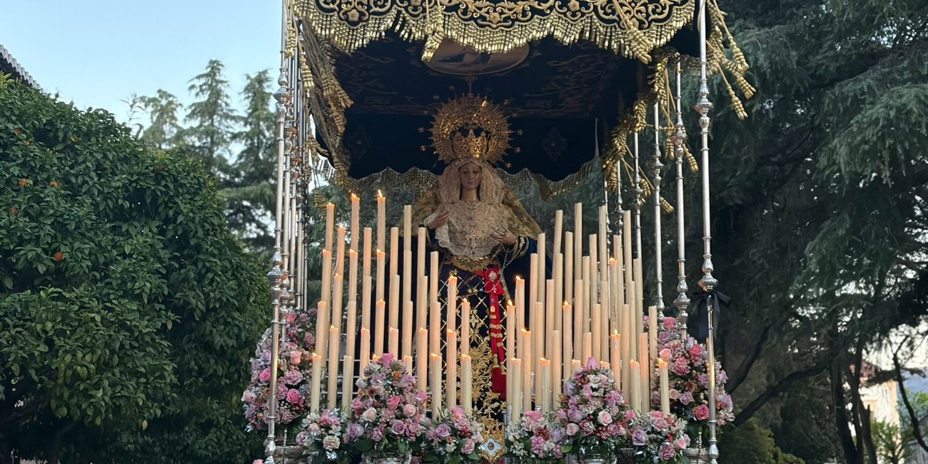 Imagen del paso por Duquesa de Parcent de la titular mariana de la Hermandad del Ecce-Homo